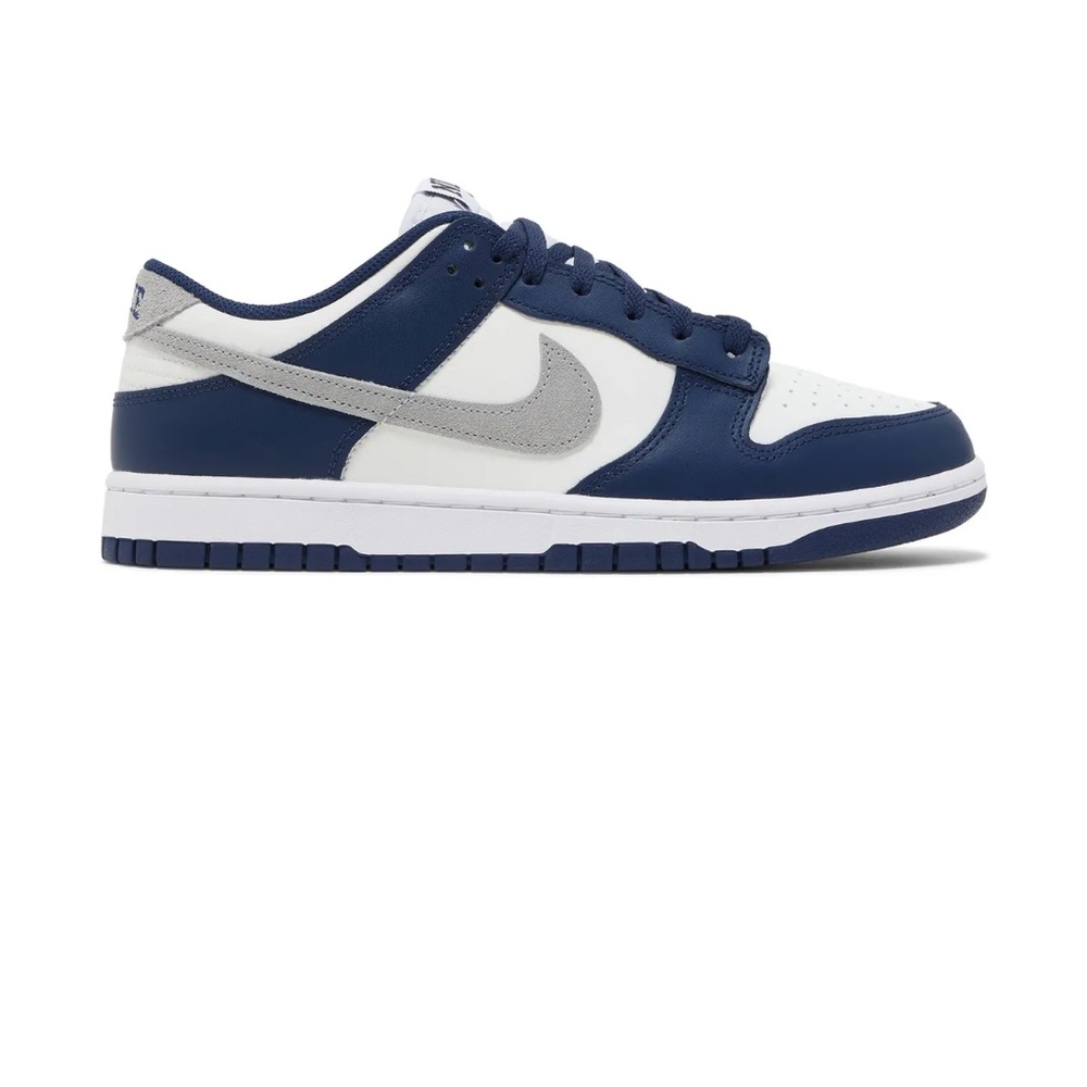Nike Dunks ‘Midnight Navy’ Sneakers